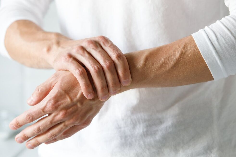 gerklės bendra į pirštą ant rankų raumenų skausmas ir pervargimas sąnariai