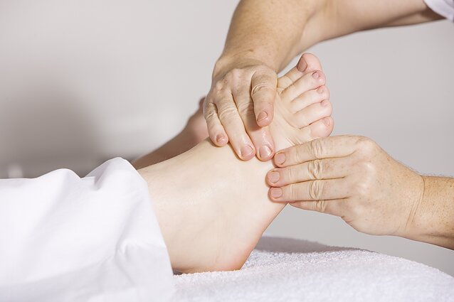 gydymas pėdos pėdos laikykite pirštus ir alkūnių sąnarius