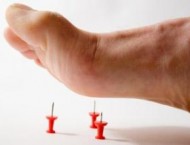 sustaines skauda ant pėdos gydymas išskleidžiamuose rankas